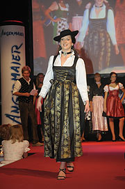 ganz schön: Isabella Jantz im 850 Jahre Mübnchen Dirndl (Foto: Ingrid Grossmann)
